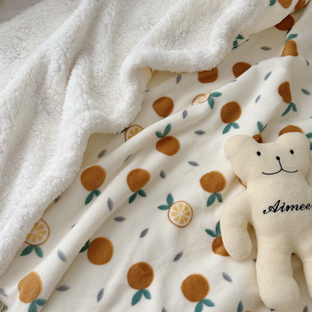 91家纺网 家纺一手货源 找家纺 寐居家纺 2025新款牛奶绒卡通毛毯系列 小橘子