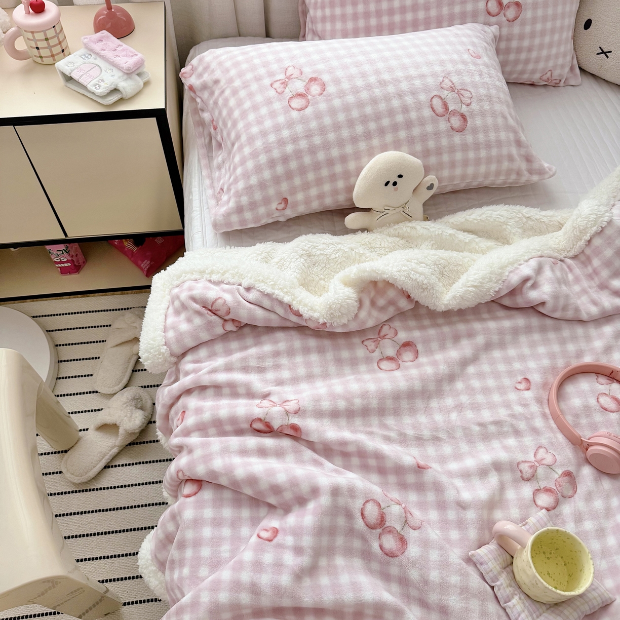 91家纺网 家纺一手货源 找家纺 寐居家纺 2025新款牛奶绒卡通毛毯系列 小樱桃