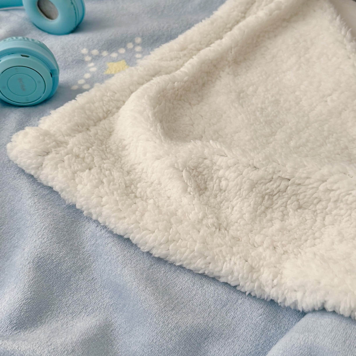 91家纺网 家纺一手货源 找家纺 寐居家纺 2025新款牛奶绒卡通毛毯系列 星月蓝