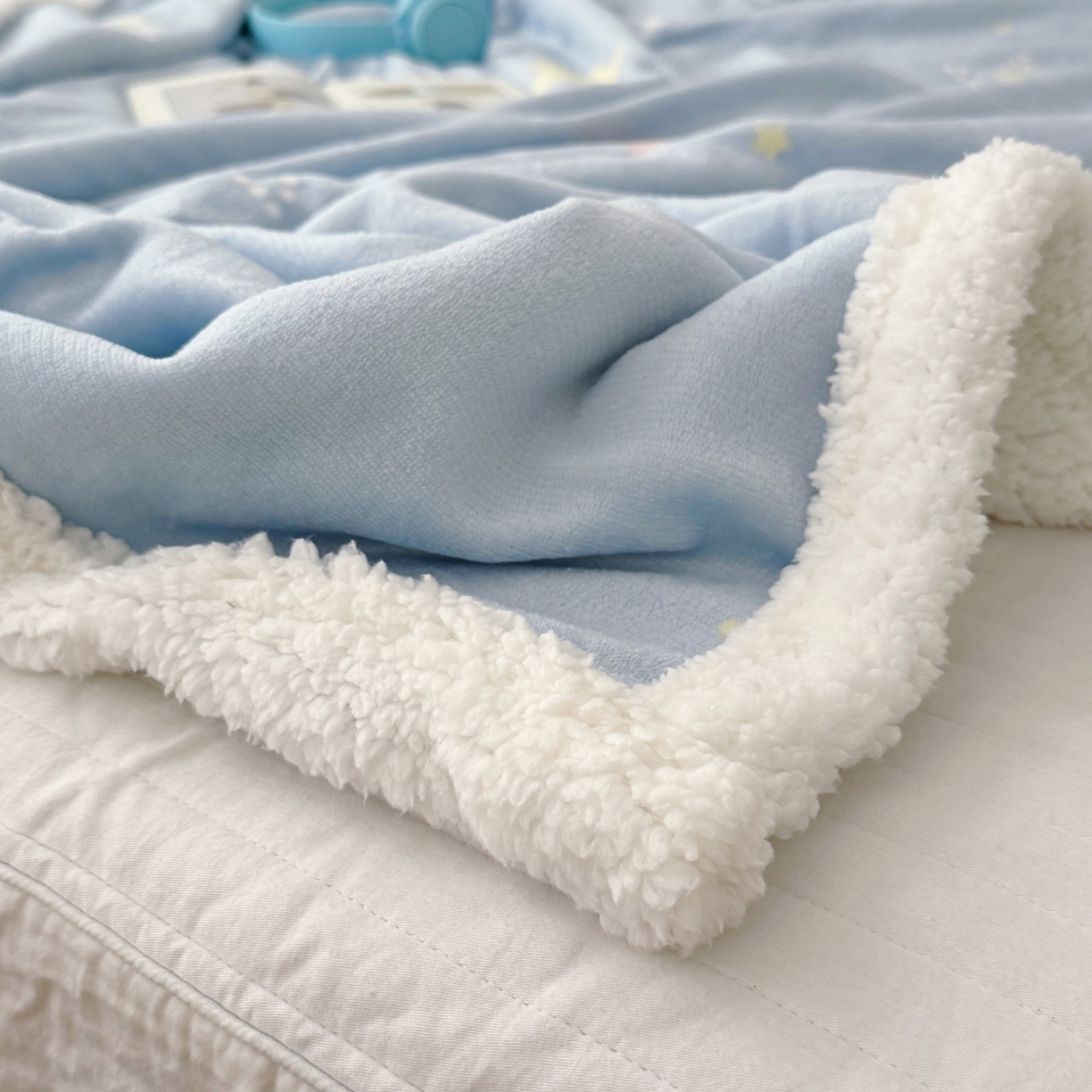 91家纺网 家纺一手货源 找家纺 寐居家纺 2025新款牛奶绒卡通毛毯系列 星月蓝