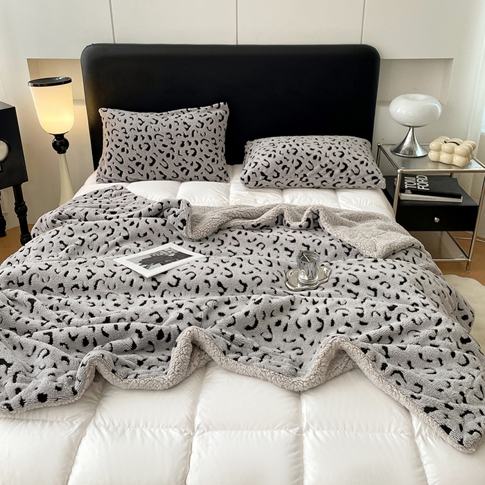 91家纺网 家纺一手货源 找家纺 楼兰公主毛毯专供 2025爆款阳离子豹纹双层单层羊羔绒跨境绒毯 豹纹-浅灰