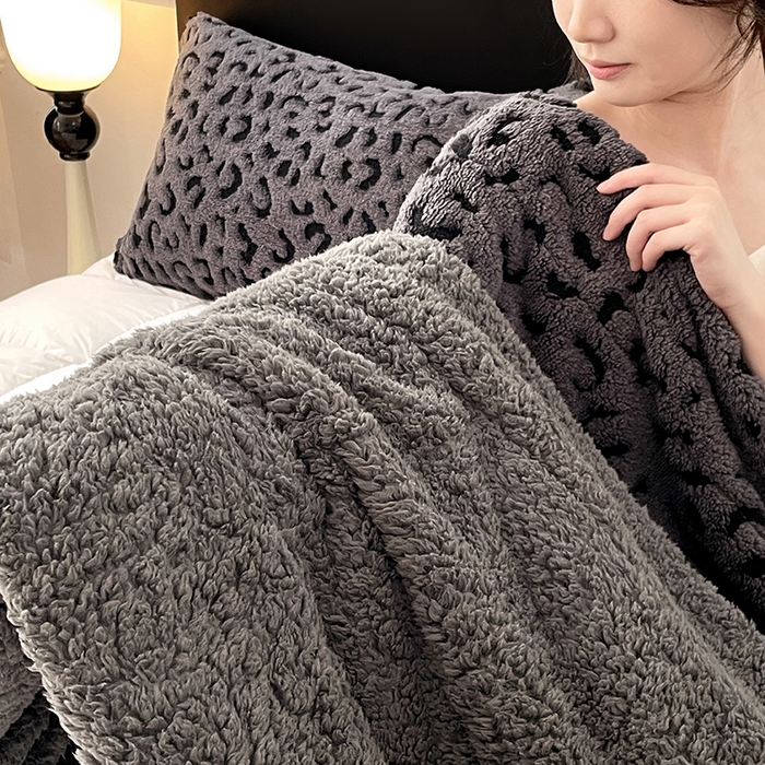 91家纺网 家纺一手货源 找家纺 楼兰公主毛毯专供 2025爆款阳离子豹纹双层单层羊羔绒跨境绒毯 豹纹-深灰