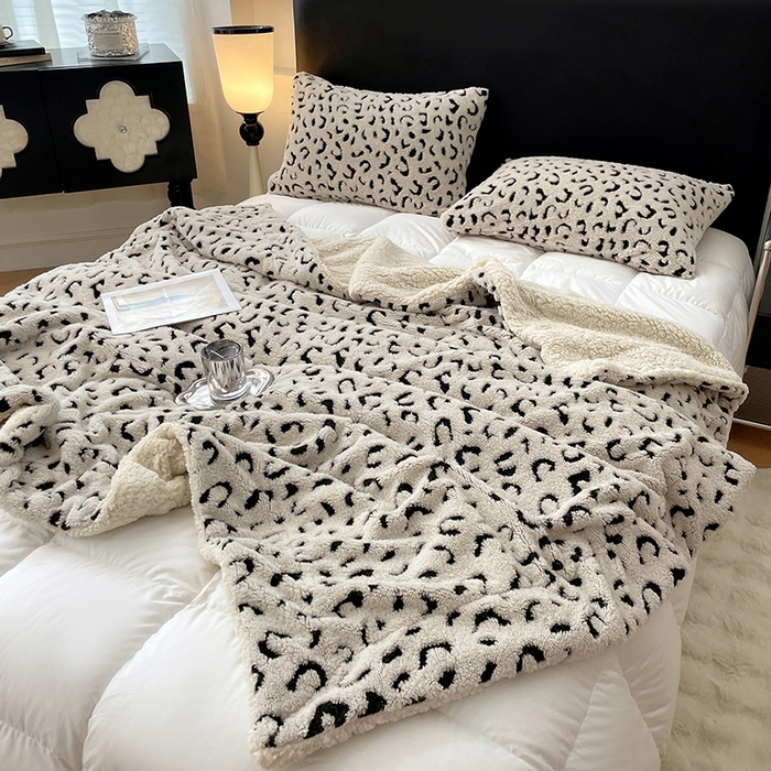 91家纺网 家纺一手货源 找家纺 楼兰公主毛毯专供 2025爆款阳离子豹纹双层单层羊羔绒跨境绒毯 豹纹-奶白