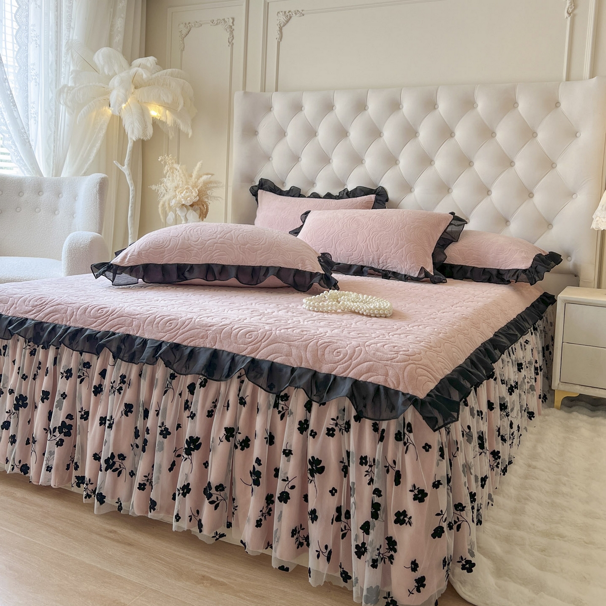 91家纺网 家纺一手货源 找家纺 （总）恋尚 2025新款牛奶绒可妮露系列单品床裙三件套（控价150起）