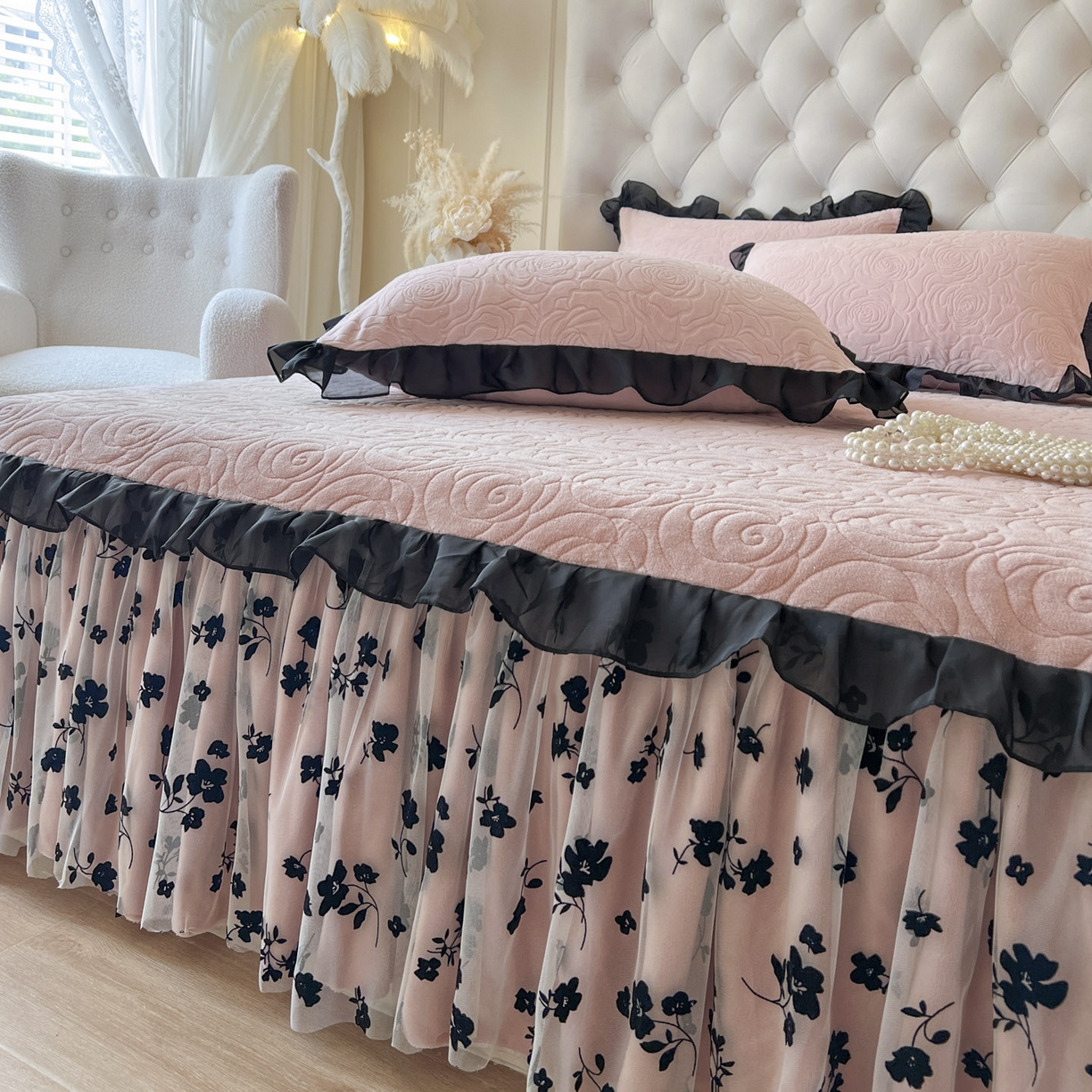 91家纺网 家纺一手货源 找家纺 恋尚 2025新款牛奶绒可妮露系列单品床裙三件套（控价150起） 可妮露-蜜桃粉