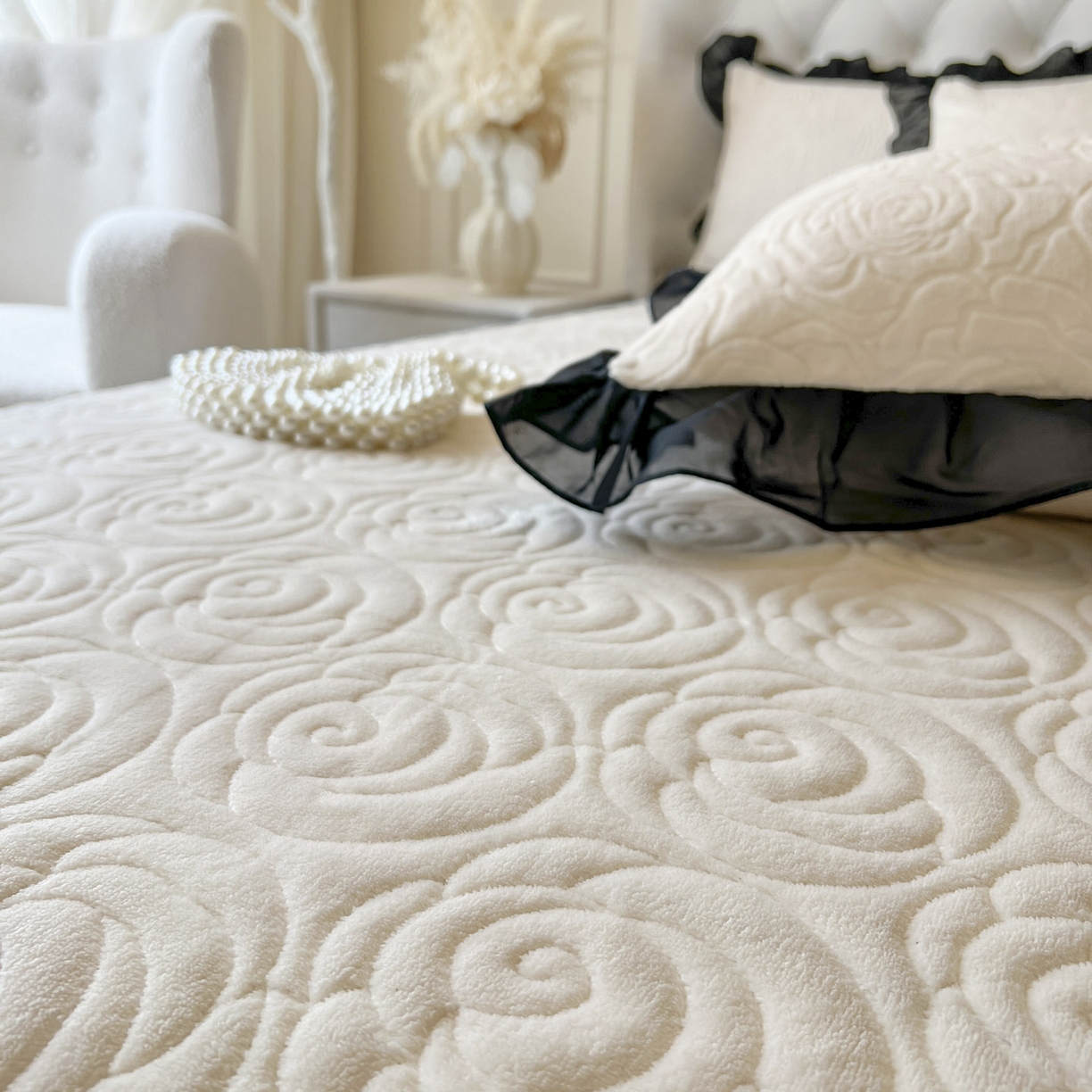 91家纺网 家纺一手货源 找家纺 恋尚 2025新款牛奶绒可妮露系列单品床裙三件套（控价150起） 可妮露-奶油白