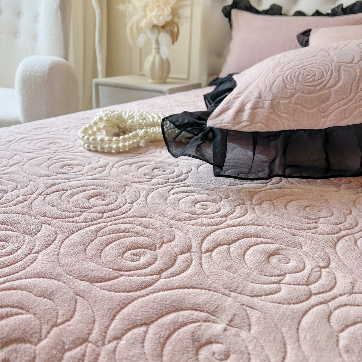 91家纺网 家纺一手货源 找家纺 恋尚 2025新款牛奶绒可妮露系列单品床裙三件套（控价150起） 可妮露-蜜桃粉