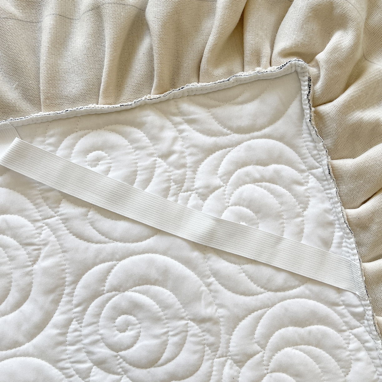 91家纺网 家纺一手货源 找家纺 恋尚 2025新款牛奶绒可妮露系列单品床裙三件套（控价150起） 可妮露-奶油白