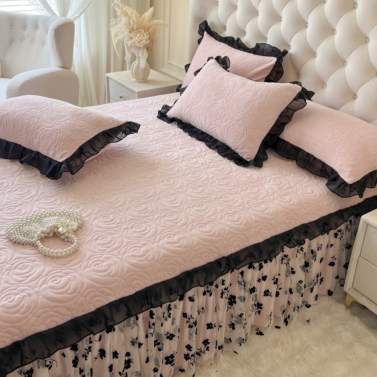 91家纺网 家纺一手货源 找家纺 恋尚 2025新款牛奶绒可妮露系列单品床裙三件套（控价150起） 可妮露-清新粉