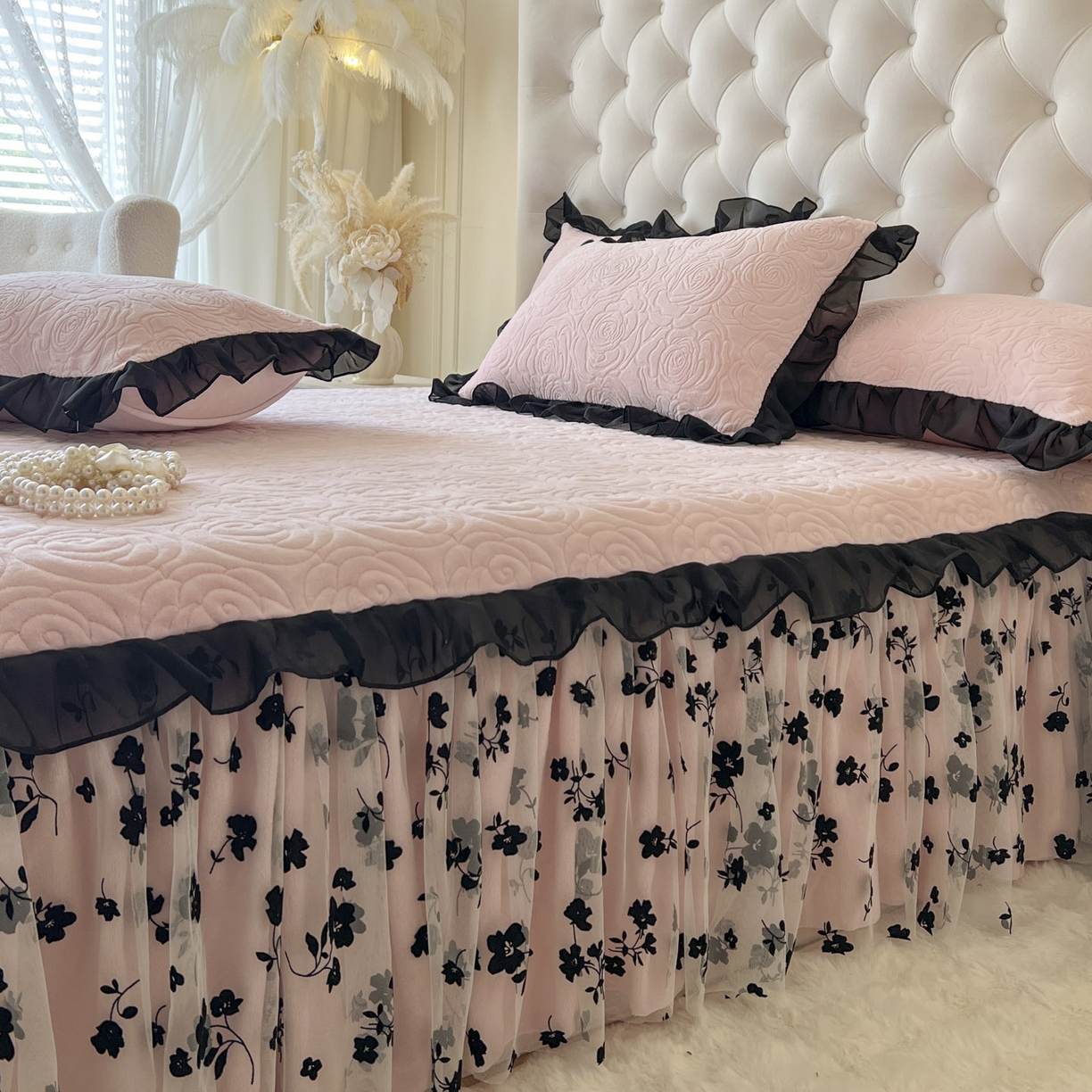 91家纺网 家纺一手货源 找家纺 恋尚 2025新款牛奶绒可妮露系列单品床裙三件套（控价150起） 可妮露-清新粉