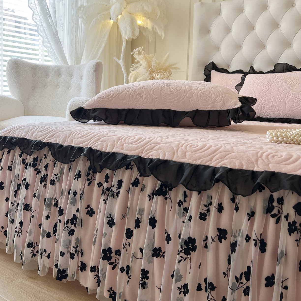 91家纺网 家纺一手货源 找家纺 恋尚 2025新款牛奶绒可妮露系列单品床裙三件套（控价150起） 可妮露-清新粉