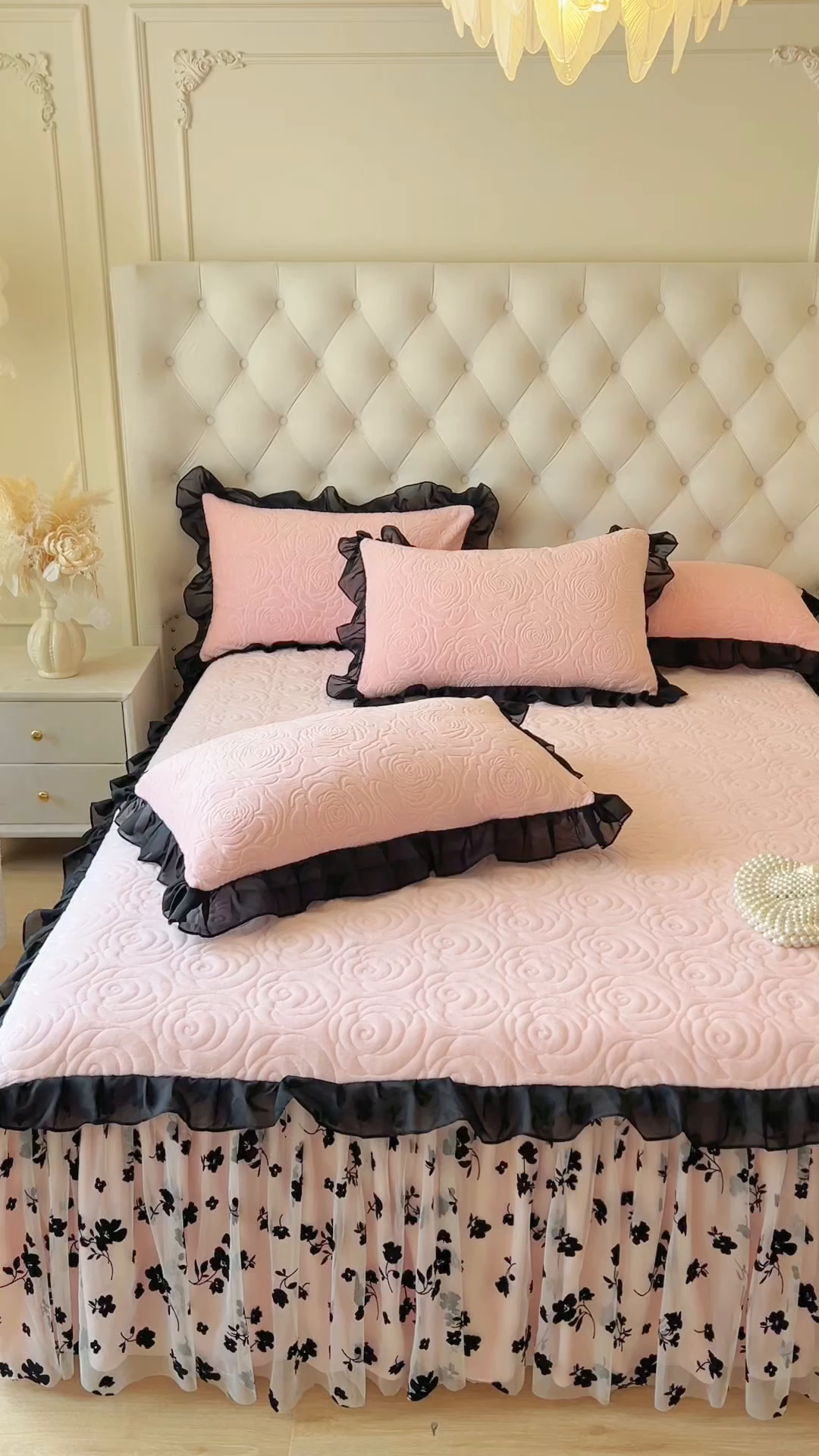 91家纺网 家纺一手货源 找家纺 恋尚 2025新款牛奶绒可妮露系列单品床裙三件套（控价150起） 可妮露-清新粉