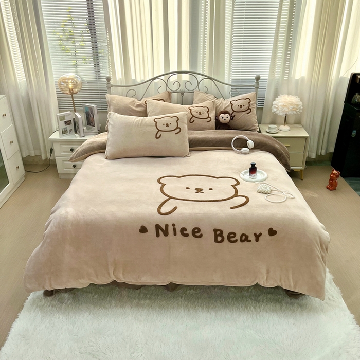 91家纺网 家纺一手货源 找家纺 鑫利来家纺 2025新款牛奶绒毛巾绣四件套 呆萌熊-浅咖深咖