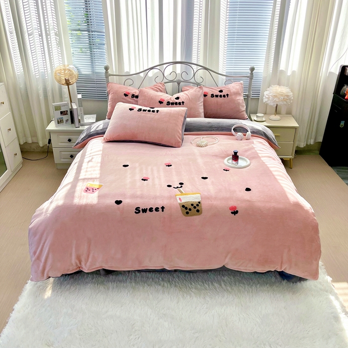 91家纺网 家纺一手货源 找家纺 鑫利来家纺 2025新款牛奶绒毛巾绣四件套 奶茶-粉灰