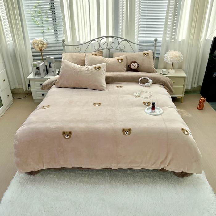 91家纺网 家纺一手货源 找家纺 鑫利来家纺 2025新款牛奶绒毛巾绣四件套 小熊-浅咖深咖