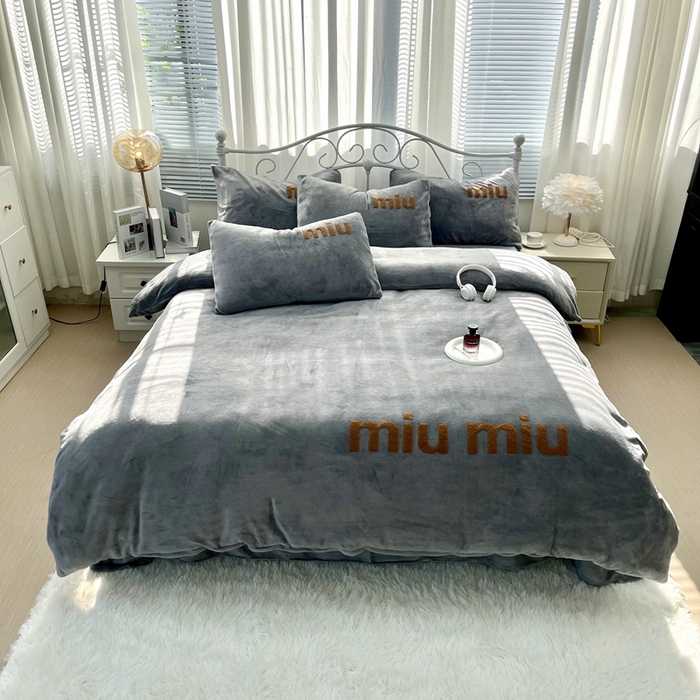 91家纺网 家纺一手货源 找家纺 鑫利来家纺 2025新款牛奶绒毛巾绣四件套 字母-高级灰