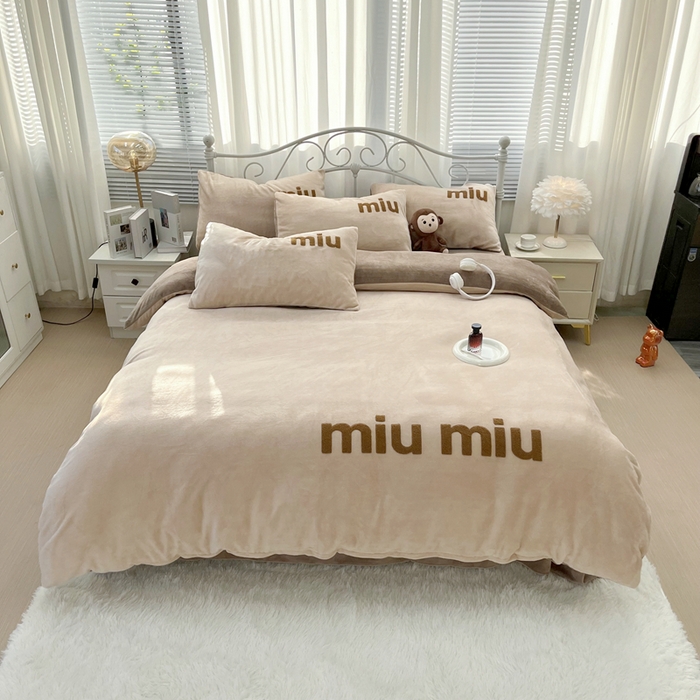 91家纺网 家纺一手货源 找家纺 鑫利来家纺 2025新款牛奶绒毛巾绣四件套 字母-暖咖