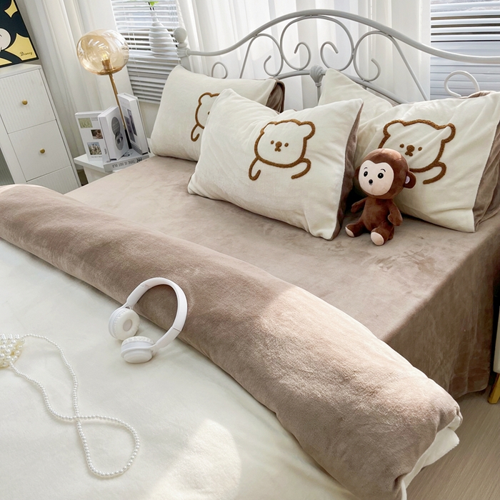 91家纺网 家纺一手货源 找家纺 鑫利来家纺 2025新款牛奶绒毛巾绣四件套 呆萌熊-奶白咖