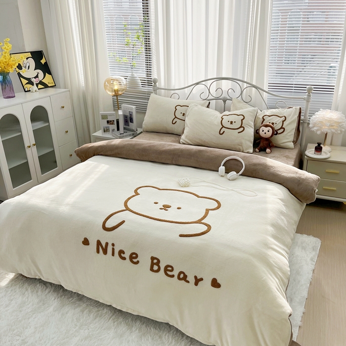 91家纺网 家纺一手货源 找家纺 鑫利来家纺 2025新款牛奶绒毛巾绣四件套 呆萌熊-奶白咖