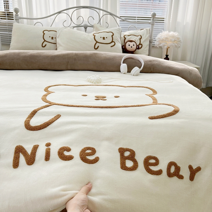 91家纺网 家纺一手货源 找家纺 鑫利来家纺 2025新款牛奶绒毛巾绣四件套 呆萌熊-奶白咖