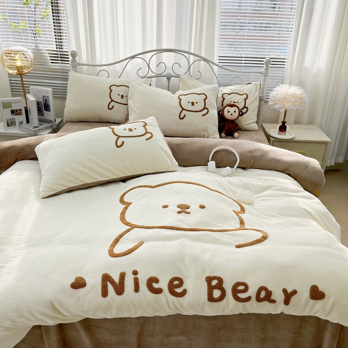 91家纺网 家纺一手货源 找家纺 鑫利来家纺 2025新款牛奶绒毛巾绣四件套 呆萌熊-奶白咖