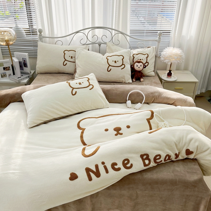 91家纺网 家纺一手货源 找家纺 鑫利来家纺 2025新款牛奶绒毛巾绣四件套 呆萌熊-奶白咖