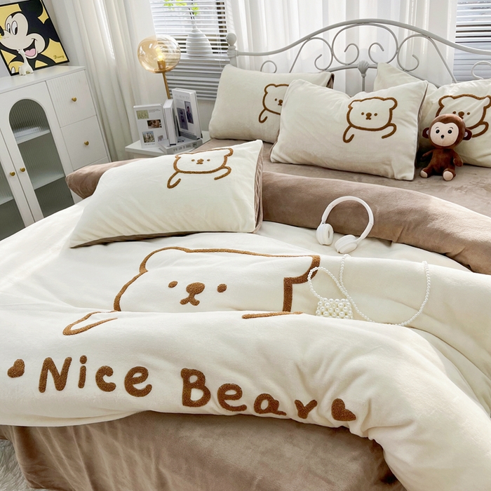 91家纺网 家纺一手货源 找家纺 鑫利来家纺 2025新款牛奶绒毛巾绣四件套 呆萌熊-奶白咖