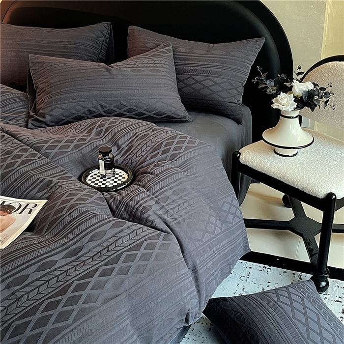 91家纺网 家纺一手货源 找家纺 琪格格纺织 2025新款60s全棉纯棉轻奢高级感立体浮雕提花加厚磨毛四件套 圣托里尼-墨黑