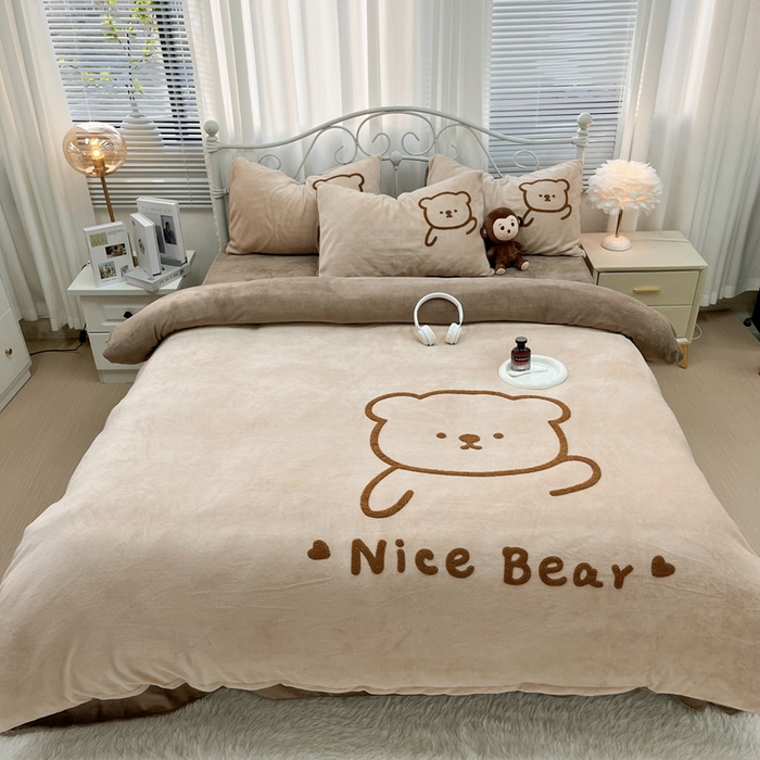 91家纺网 家纺一手货源 找家纺 鑫利来家纺 2025新款牛奶绒毛巾绣四件套 呆萌熊-浅咖深咖