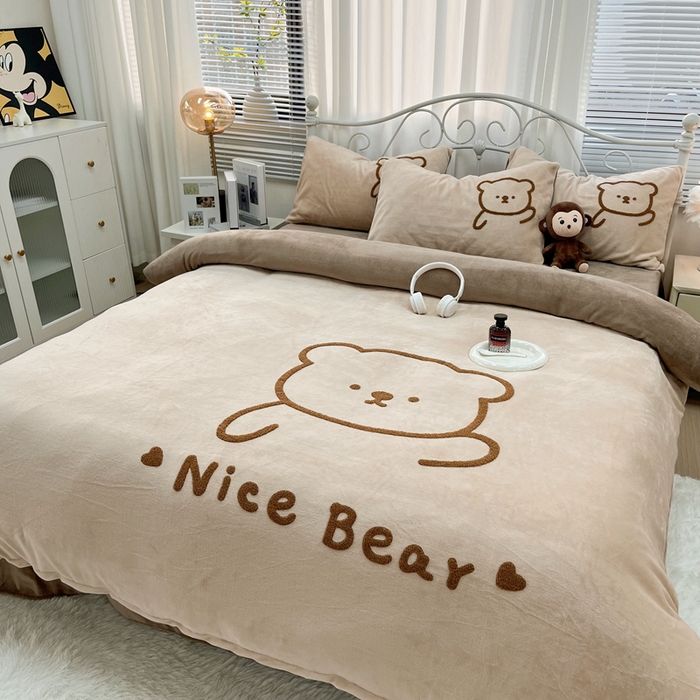 91家纺网 家纺一手货源 找家纺 鑫利来家纺 2025新款牛奶绒毛巾绣四件套 呆萌熊-浅咖深咖