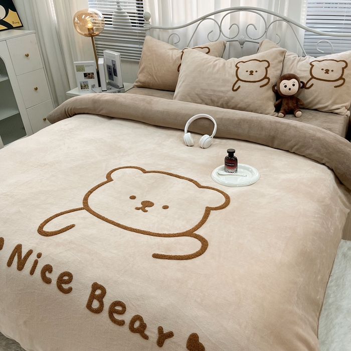 91家纺网 家纺一手货源 找家纺 鑫利来家纺 2025新款牛奶绒毛巾绣四件套 呆萌熊-浅咖深咖