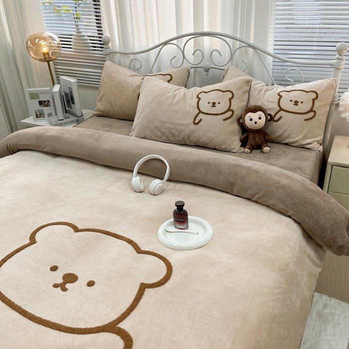 91家纺网 家纺一手货源 找家纺 鑫利来家纺 2025新款牛奶绒毛巾绣四件套 呆萌熊-浅咖深咖