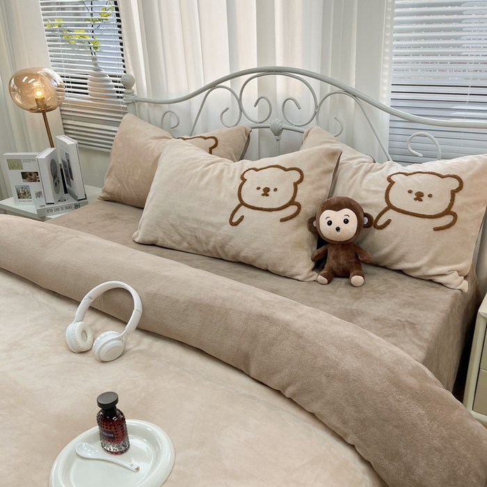 91家纺网 家纺一手货源 找家纺 鑫利来家纺 2025新款牛奶绒毛巾绣四件套 呆萌熊-浅咖深咖