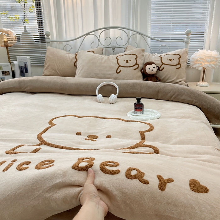 91家纺网 家纺一手货源 找家纺 鑫利来家纺 2025新款牛奶绒毛巾绣四件套 呆萌熊-浅咖深咖
