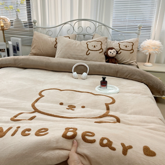 91家纺网 家纺一手货源 找家纺 鑫利来家纺 2025新款牛奶绒毛巾绣四件套 呆萌熊-浅咖深咖