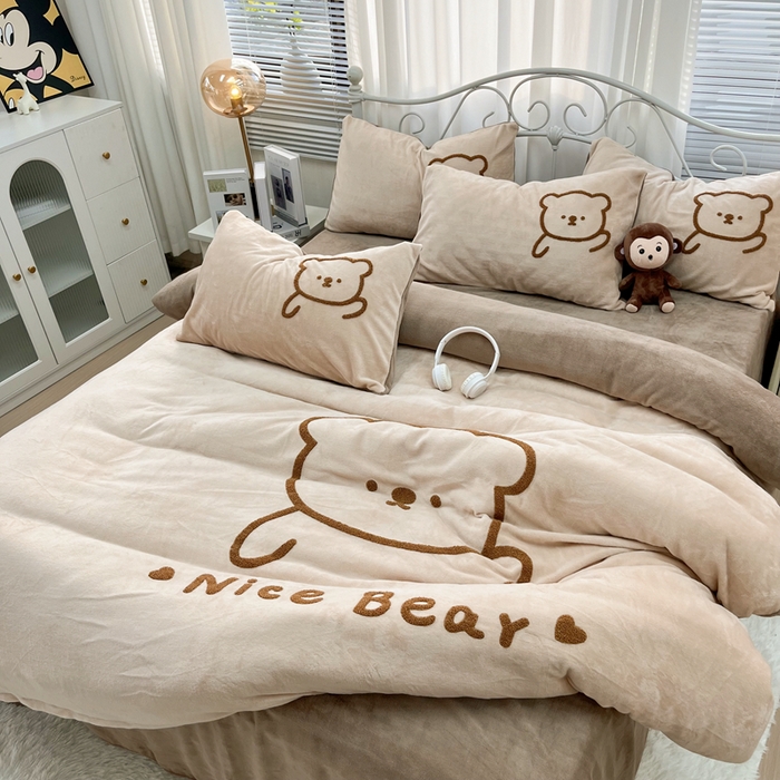 91家纺网 家纺一手货源 找家纺 鑫利来家纺 2025新款牛奶绒毛巾绣四件套 呆萌熊-浅咖深咖