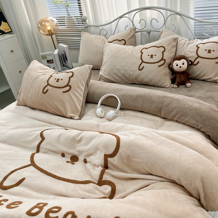 91家纺网 家纺一手货源 找家纺 鑫利来家纺 2025新款牛奶绒毛巾绣四件套 呆萌熊-浅咖深咖