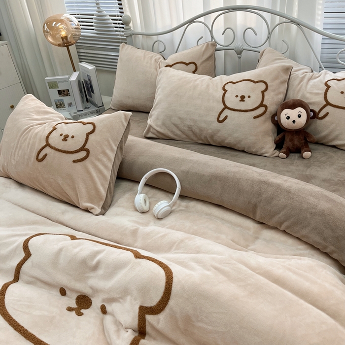 91家纺网 家纺一手货源 找家纺 鑫利来家纺 2025新款牛奶绒毛巾绣四件套 呆萌熊-浅咖深咖