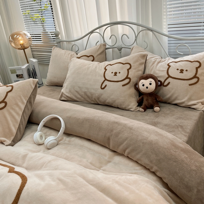 91家纺网 家纺一手货源 找家纺 鑫利来家纺 2025新款牛奶绒毛巾绣四件套 呆萌熊-浅咖深咖