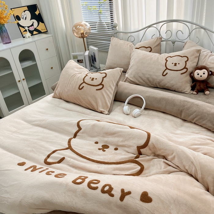 91家纺网 家纺一手货源 找家纺 鑫利来家纺 2025新款牛奶绒毛巾绣四件套 呆萌熊-浅咖深咖