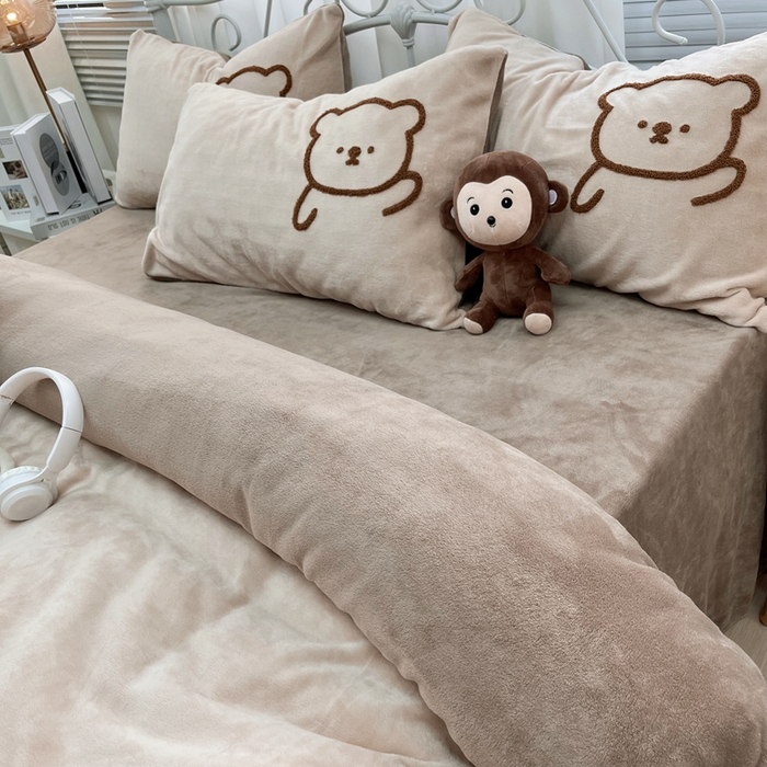 91家纺网 家纺一手货源 找家纺 鑫利来家纺 2025新款牛奶绒毛巾绣四件套 呆萌熊-浅咖深咖