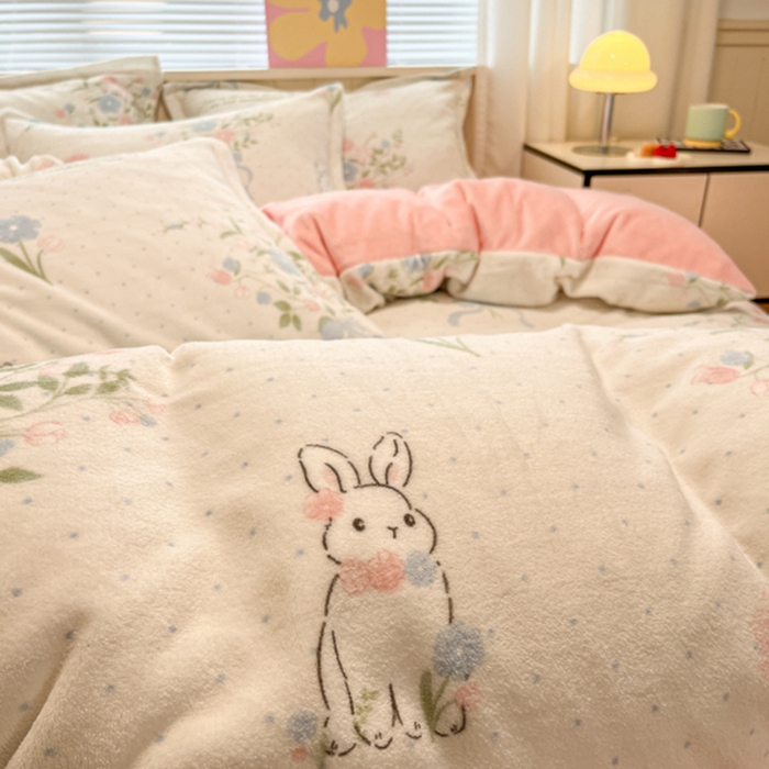 91家纺网 家纺一手货源 找家纺 慕尚家纺 2025新款田园花卉类印花牛奶绒高克重单被套 鲜花小兔