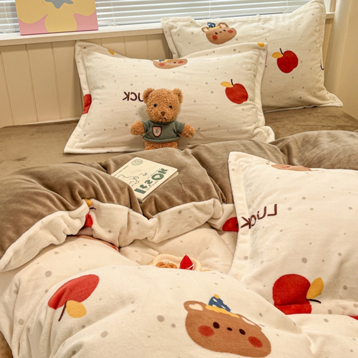 91家纺网 家纺一手货源 找家纺 慕尚家纺 2025新款田园花卉类印花牛奶绒高克重单被套 苹果小熊