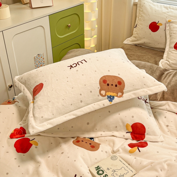 91家纺网 家纺一手货源 找家纺 慕尚家纺 2025新款田园花卉类印花牛奶绒高克重单被套 苹果小熊