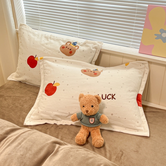 91家纺网 家纺一手货源 找家纺 慕尚家纺 2025新款田园花卉类印花牛奶绒高克重单被套 苹果小熊