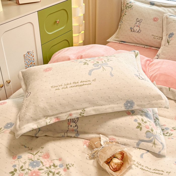 91家纺网 家纺一手货源 找家纺 慕尚家纺 2025新款田园花卉类印花牛奶绒高克重单被套 鲜花小兔