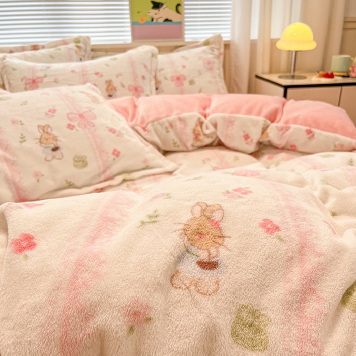 91家纺网 家纺一手货源 找家纺 慕尚家纺 2025新款田园花卉类印花牛奶绒高克重单被套 蝴蝶小兔