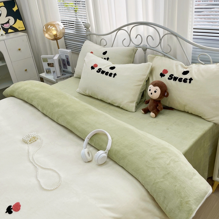 91家纺网 家纺一手货源 找家纺 鑫利来家纺 2025新款牛奶绒毛巾绣四件套 奶茶-白绿