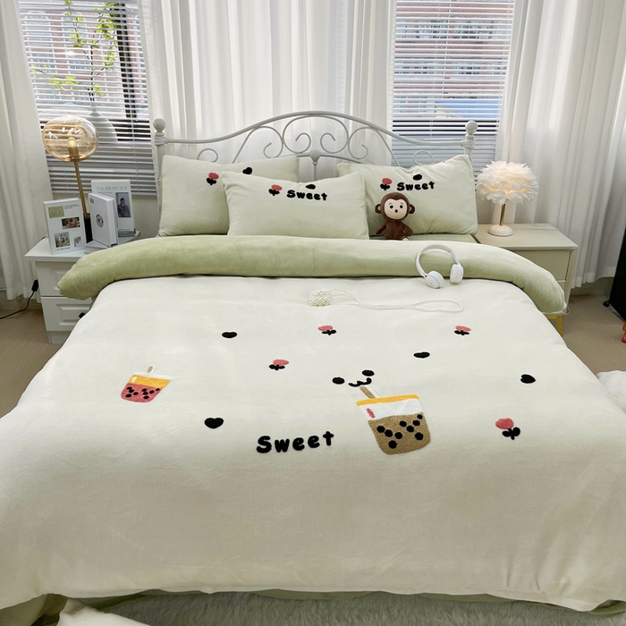 91家纺网 家纺一手货源 找家纺 鑫利来家纺 2025新款牛奶绒毛巾绣四件套 奶茶-白绿