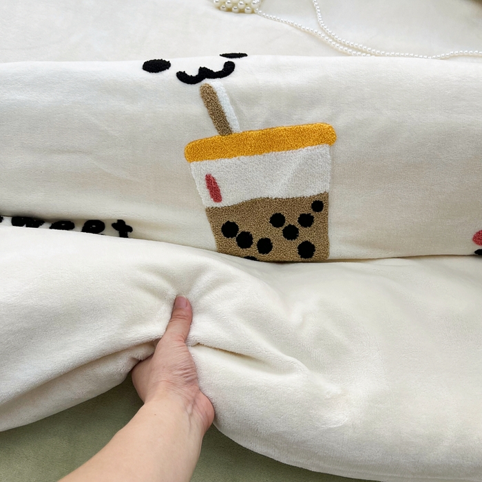 91家纺网 家纺一手货源 找家纺 鑫利来家纺 2025新款牛奶绒毛巾绣四件套 奶茶-白绿